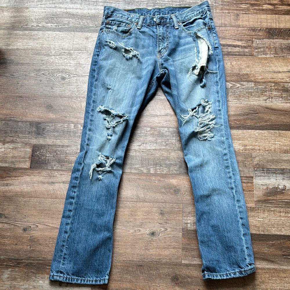 Levis Distressed Blue Jeans